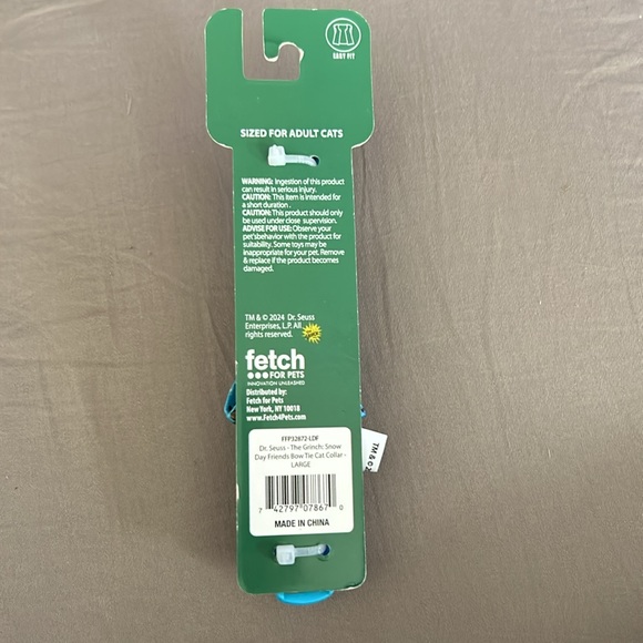 Fetch For Pets The Grinch Snow Day Friends Bow Tie Cat Collar - Picture 4 of 4